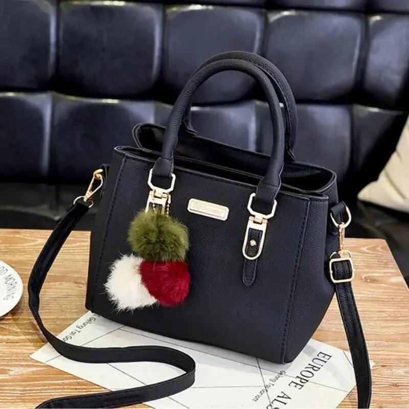Bolsa Vintage Boston em couro PU e pêndulo pelúcia