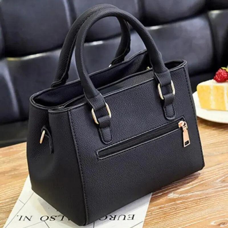 Bolsa Vintage Boston em couro PU e pêndulo pelúcia