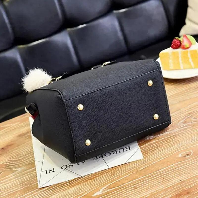 Bolsa Vintage Boston em couro PU e pêndulo pelúcia